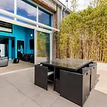 Salle De Cinema Et Jaccuzi *