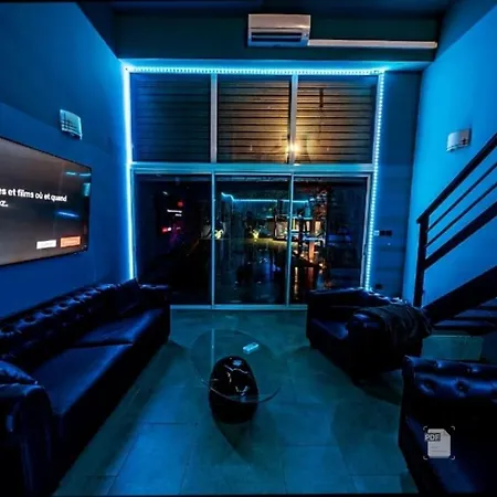 Salle De Cinema Et Jaccuzi