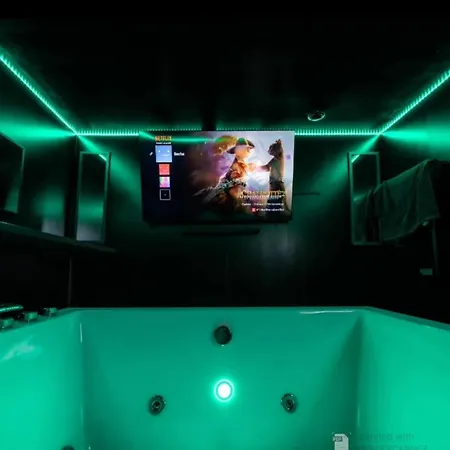Salle De Cinema Et Jaccuzi 모기오