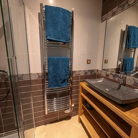 Salle De Cinema Et Jaccuzi